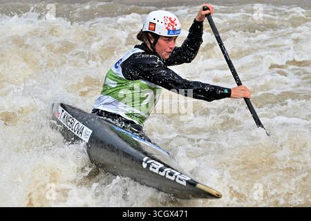 Ljubljana, Slowenien. 30. August 2025. Ljubljana, Slowenien, 30. August 2025, Tereza Kneblova, Tschechische Republik, im Einsatz während der Kanuvorläufe der Frauen beim ICF Canoe Slalom World Cup 2025 auf dem Tacen Whitewater Course, Ljubljana, Slowenien. (Foto: Igor Kupljenik/Sports Press Photo) Credit: SPP Sport Press Photo. /Alamy Live News Stockfoto