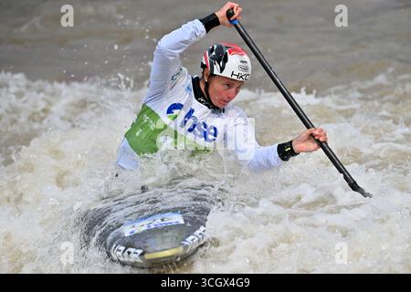Ljubljana, Slowenien. 30. August 2025. Ljubljana, Slowenien, 30. August 2025, Martina Satkova, Tschechische Republik, im Einsatz während der Kanuvorläufe der Frauen beim ICF Canoe Slalom World Cup 2025 auf dem Tacen Whitewater Course, Ljubljana, Slowenien. (Foto: Igor Kupljenik/Sports Press Photo) Credit: SPP Sport Press Photo. /Alamy Live News Stockfoto