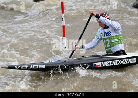 Ljubljana, Slowenien. 30. August 2025. Ljubljana, Slowenien, 30. August 2025, Martina Satkova, Tschechische Republik, im Einsatz während der Kanuvorläufe der Frauen beim ICF Canoe Slalom World Cup 2025 auf dem Tacen Whitewater Course, Ljubljana, Slowenien. (Foto: Igor Kupljenik/Sports Press Photo) Credit: SPP Sport Press Photo. /Alamy Live News Stockfoto
