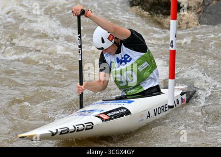 Ljubljana, Slowenien. 30. August 2025. Ljubljana, Slowenien, 30. August 2025, Adriana Morenova, Tschechische Republik, im Einsatz während der Kanufahrten der Frauen beim ICF Canoe Slalom World Cup 2025 auf dem Tacen Whitewater Course, Ljubljana, Slowenien. (Foto: Igor Kupljenik/Sports Press Photo) Credit: SPP Sport Press Photo. /Alamy Live News Stockfoto