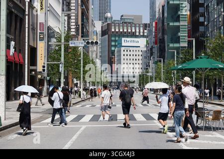 TOKIO, JAPAN - 23. August 2025: Die Hauptstraße in Ginza wurde an einem sogenannten Fußgängerparadies während einer Hitzewelle für den Verkehr gesperrt. Stockfoto