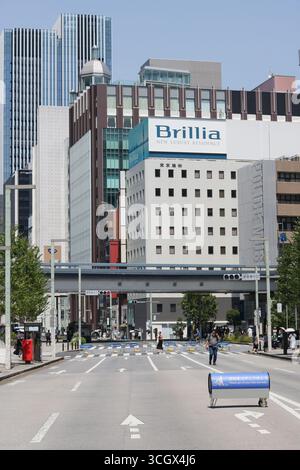TOKIO, JAPAN - 23. August 2025: Die Hauptstraße in Ginza wurde an einem sogenannten Fußgängerparadies während einer Hitzewelle für den Verkehr gesperrt. Stockfoto