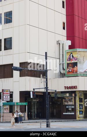 TOKIO, JAPAN - 23. August 2025: Straße in Tsukiji vom Togeki-Kino mit einem Plakat für einen Kabuki-Film. Stockfoto