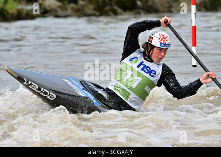 Ljubljana, Slowenien. 30. August 2025. Ljubljana, Slowenien, 30. August 2025, Tereza Kneblova, Tschechische Republik, im Einsatz während der Kanuvorläufe der Frauen beim ICF Canoe Slalom World Cup 2025 auf dem Tacen Whitewater Course, Ljubljana, Slowenien. (Foto: Igor Kupljenik/Sports Press Photo) Credit: SPP Sport Press Photo. /Alamy Live News Stockfoto