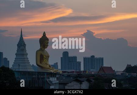 Atemberaubender Himmel in der Dämmerung im goldenen großen Buddha. Wunderschöne rote Wolke über bangkok. golden Big Buddha Wat Paknam Phasi Charoen berühmtes lan Stockfoto