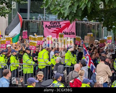 2025. Erster protestmarsch Großbritanniens im Stadtzentrum mit anwesender Polizei zur Verwaltung der Demonstrationen. Und vermeiden Sie Konflikte. Stockfoto