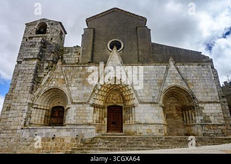 Gotische Steinkirche mit kunstvollem Eingang, Glockenturm und Spitzbogenarchitektur Stockfoto