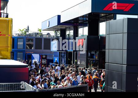 Zandvoort, Pays Bas. 30. August 2025. Publikum im Fahrerlager während des Formel-1-Grand Prix von Heineken Dutch 2025, 15. Runde der FIA Formel-1-Weltmeisterschaft 2025 vom 29. Bis 31. August 2025 auf dem Zandvoort Circuit in Zandvoort, Niederlande - Foto Florent Gooden / DPPI Stockfoto