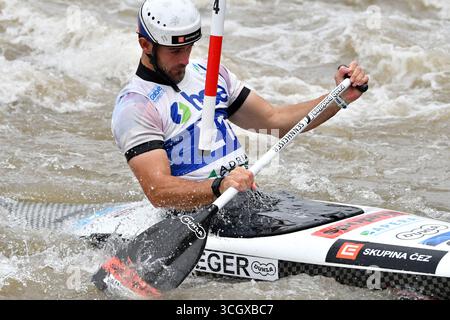 Ljubljana, Slowenien. 30. August 2025. Ljubljana, Slowenien, 30. August 2025, Vojtech Heger aus Tschechien im Einsatz während der Kanuvorläufe der Männer beim ICF Canoe Slalom World Cup 2025 auf dem Tacen Whitewater Course, Ljubljana, Slowenien. (Foto: Natasa Kupljenik/Sports Press Photo) Credit: SPP Sport Press Photo. /Alamy Live News Stockfoto