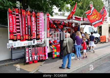 Old Trafford, Manchester, Großbritannien. 30. August 2025. Premier League Football, Manchester United gegen Burnley; Erinnerungsstücke außerhalb des Bodens erhältlich Credit: Action Plus Sports/Alamy Live News Stockfoto