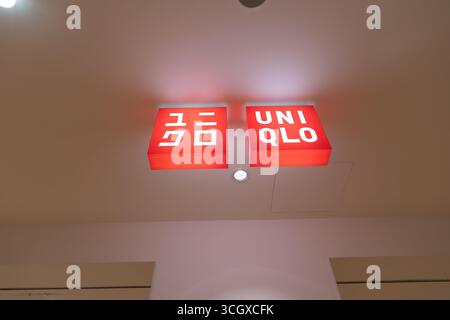 Kuala Lumpur, Malaysia - 28. Juli 2024: Das UNIQLO-Logo ist hoch oben an der Decke des NU Sentral in Kuala Lumpur angebracht Stockfoto