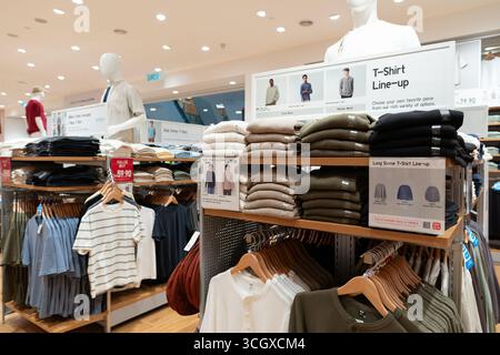 Kuala Lumpur, Malaysia - 28. Juli 2024: Verschiedene Kleidungsstücke werden im UNIQLO-Geschäft im NU Sentral in Kuala Lumpur ausgestellt. Stockfoto