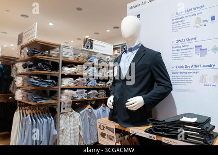 Kuala Lumpur, Malaysia - 28. Juli 2024: Verschiedene Kleidungsstücke werden im UNIQLO-Geschäft im NU Sentral in Kuala Lumpur ausgestellt. Stockfoto