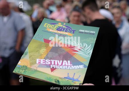 Jedburgh, Großbritannien. 30. August 2025. EdgeFest 2025, Musikfestival. Ein wachsendes Musikfestival in den schottischen Grenzen, das jetzt im dritten Jahr in Lilliardsedge in der Nähe von Jedburgh stattfindet. Musik und Unterhaltung für die ganze Familie, unter dem großen Dach. Veranstaltungsprogramm und Menschenmassen warten auf den Eintritt. (Quelle: Rob Gray/Alamy Live News Stockfoto