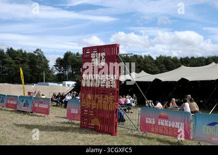 Jedburgh, Großbritannien. 30. August 2025. EdgeFest 2025, Musikfestival. Ein wachsendes Musikfestival in den schottischen Grenzen, das jetzt im dritten Jahr in Lilliardsedge in der Nähe von Jedburgh stattfindet. Musik und Unterhaltung für die ganze Familie, unter dem großen Dach. VIP Sundown Lounge und Menschenmassen warten auf Musik. (Quelle: Rob Gray/Alamy Live News Stockfoto