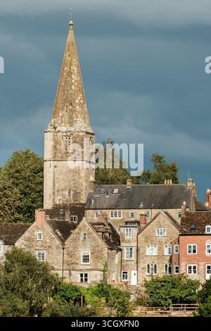 Malmesbury, Wiltshire, England - der Turm der St. Paul's Kirche dominiert die Skyline der malerischen Marktstadt Malmesbury in Wiltshir Stockfoto