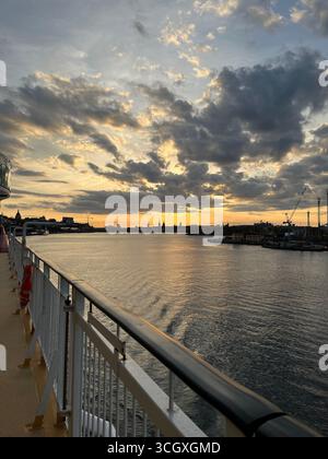 Sonnenuntergang von einem Deck eines Kreuzfahrtschiffs. Kreuzfahrtschiff von Stockholm nach Turku. Stockfoto