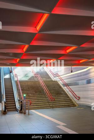 Treppen und Rolltreppen im Bahnhof Zwolle, Niederlande, mit modernen roten Deckenleuchten und ohne Anwesenheit von Personen Stockfoto