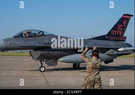Emily Lynd, Staff-Sgt. Der US Air Force ist Spezialist für die Wartung von Flugzeugen, die dem 177th Fighter Wing der New Jersey Air National Guard zugeordnet sind Stockfoto