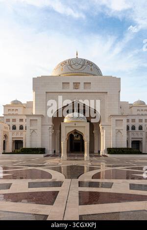 VAE - Abu Dhabi - Eingang Qasr Al Watan Portico - verziertes Tor und reflektierende plaza, die zum Präsidentenpalast führt Stockfoto