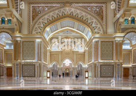 VAE - Abu Dhabi - Great Hall Arches and Piers - monumentale Iwans, die mit Büchern zusammengesetzte Marmortafeln und vergoldete Muqarnas umrahmen Stockfoto