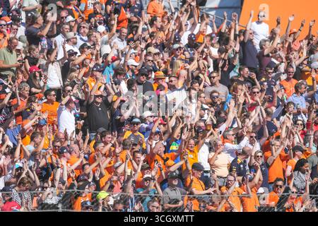 Zandvoort, Niederlande. 30. August 2025. ZANDVOORT, NIEDERLANDE - AUGUST 30: Die Menge während F1 - Heineken Dutch GP am 30. August 2025 in Zandvoort, Niederlande. (Foto von Andre Weening/Orange Pictures) Credit: Orange Pics BV/Alamy Live News Stockfoto