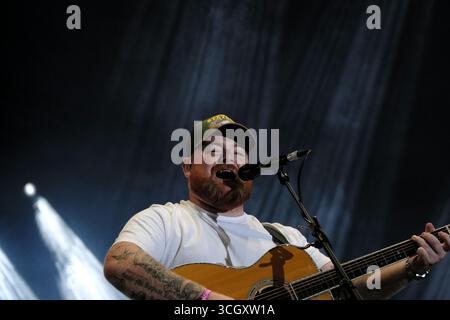 Jedburgh, Großbritannien. 30. August 2025. Cammy Barnes tritt am 30. August 2025 am ersten Tag des EdgeFest 2025 im LilliardsEdge bei Jedburgh auf. EdgeFest 2025, Musikfestival. Ein wachsendes Musikfestival in den schottischen Grenzen, das jetzt im dritten Jahr in Lilliardsedge in der Nähe von Jedburgh stattfindet. Musik und Unterhaltung für die ganze Familie, unter dem großen Dach. Hauptbühnenbesetzung ( Credit: Rob Gray/Alamy Live News) Stockfoto