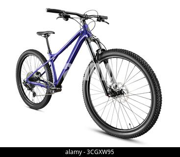 Ein flacher Dreiviertel-Vorderblick eines violetten Hardtail-Mountainbikes mit Federgabel, Scheibenbremse vorn und Knotenreifen. Stockfoto