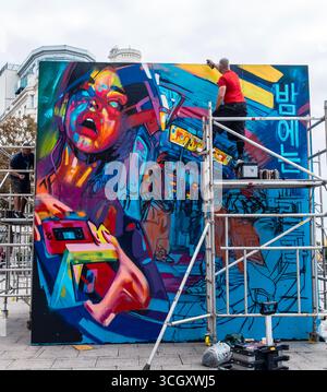 Southend, Großbritannien. 30. August 2025. Kunstwerk im Southend City Jam 2025. City Jam ist ein Straßenkunstfestival, das jährlich am Ende der Sommerferien stattfindet. Jedes Jahr werden über 100 talentierte lokale, nationale und internationale Straßenkünstler präsentiert, die eine Reihe von permanenten und temporären Mauern rund um das Stadtzentrum und die Küste umgestalten. BensCapMedia/Alamy Live News Stockfoto