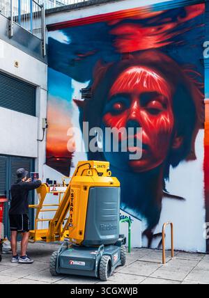 Southend, Großbritannien. 30. August 2025. Kunstwerk im Southend City Jam 2025. City Jam ist ein Straßenkunstfestival, das jährlich am Ende der Sommerferien stattfindet. Jedes Jahr werden über 100 talentierte lokale, nationale und internationale Straßenkünstler präsentiert, die eine Reihe von permanenten und temporären Mauern rund um das Stadtzentrum und die Küste umgestalten. BensCapMedia/Alamy Live News Stockfoto