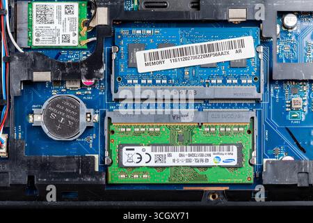 Geöffnetes Notebook mit sichtbaren Dual-Channel-RAM-Sticks, DDR3-Speichersteckplätzen internen Komponenten Systemakku Wireless-Netzwerkkarte, Platinennahaufnahme Stockfoto