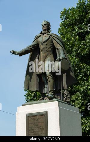 Carrollton, Illinois - USA - 22. Juli 2025: Das Gouverneur Thomas Carlin Monument im Greene County Courthouse in der Innenstadt von Carrollton, Il Stockfoto
