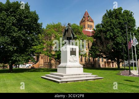 Carrollton, Illinois - USA - 22. Juli 2025: Das Gouverneur Thomas Carlin Monument im Greene County Courthouse in der Innenstadt von Carrollton, Il Stockfoto