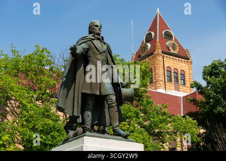 Carrollton, Illinois - USA - 22. Juli 2025: Das Gouverneur Thomas Carlin Monument im Greene County Courthouse in der Innenstadt von Carrollton, Il Stockfoto