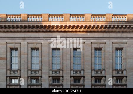 Ein geradliniger, symmetrischer Blick auf die imposante Steinfassade eines monumentalen neoklassizistischen Gebäudes. Stockfoto