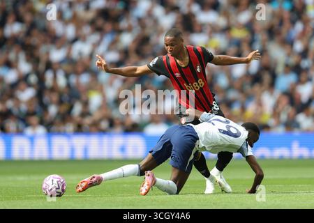 London, Großbritannien. 30. August 2025. Bafode Diakite (18 Bournemouth) foulds Pape Matar Sarr von Tottenham Hotspur während des Premier League Spiels zwischen Tottenham Hotspur und Bournemouth im Tottenham Hotspur Stadium in London, England (Foto: Alexander Canillas/Sports Press Photo/SPP) Credit: SPP Sport Press Photo. /Alamy Live News Stockfoto