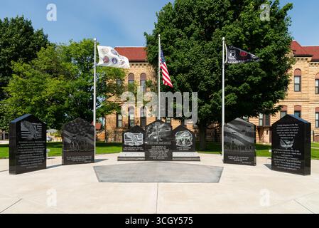 Carrollton, Illinois - USA - 22. Juli 2025: Der Veterans Freedom Walkway im Greene County Courthouse in der Innenstadt von Carrollton, Illinois Stockfoto