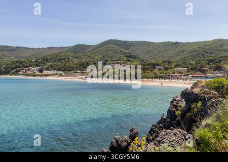 Blick aus der Vogelperspektive auf den Strand Biodola (Insel Elba, Italien) Stockfoto