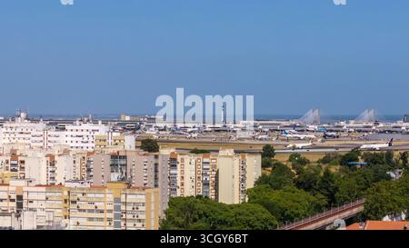 Flughafen Lissabon mit Flugzeugen, Infrastruktur und Aktivität an einem klaren Tag - Humberto Delgado Flughafen Stockfoto