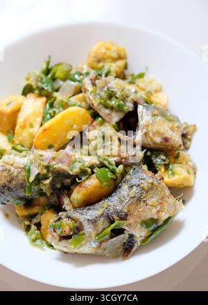 Indonesisches hausgemachtes Essen, gebratener Fisch mit grünem Chili oder Sambal ijo Stockfoto