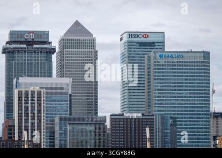 London, Großbritannien. 30. August 2025. Ein allgemeiner Blick auf die Wolkenkratzer in Canary Wharf, einem wichtigen Finanzviertel der Hauptstadt und Heimat mehrerer Finanzinstitute. Es wurde berichtet, dass Aktien an britischen Banken zurückgegangen sind, da die Angst vor einer erhöhten Besteuerung von Gewinnen durch Kanzlerin Rachel Reeves die Investmentgemeinschaft durchdringt. Quelle: Stephen Chung / Alamy Live News Stockfoto