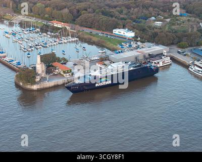 Buenos Aires, Argentinien, 28. August 2025: Luftaufnahme der Buquebus-Fähre im Hafen von Buenos Aires. Stockfoto