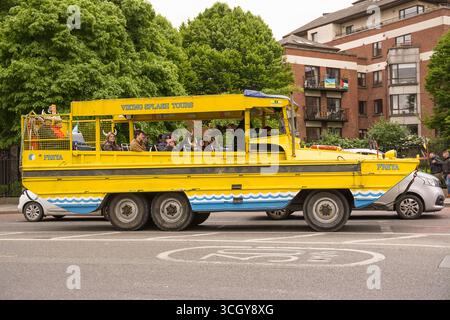 Dublin, Irland - 23. Mai 2024: Amphibienfahrzeug in Dublin, Irland: Einzigartiges Boot auf Rädern, das Touristen Stadt- und Flussbesichtigungen bietet. Stockfoto