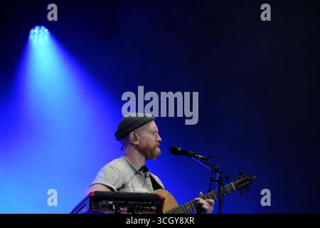 Jedburgh, Großbritannien. 30. August 2025. Newton Faulkner tritt am 30. August auf der Bühne des EdgeFest 2025 im LilliardsEdge bei Jedburgh auf 2025. EdgeFest 2025, Musikfestival. Ein wachsendes Musikfestival in den schottischen Grenzen, das jetzt im dritten Jahr in Lilliardsedge in der Nähe von Jedburgh stattfindet. Musik und Unterhaltung für die ganze Familie, unter dem großen Dach. Hauptbühnenbesetzung ( Credit: Rob Gray/Alamy Live News) Stockfoto