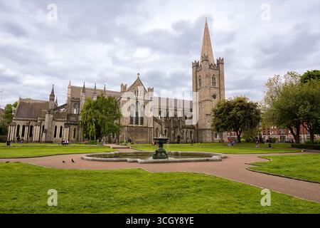 Dublin, Irland - 23. Mai 2024: St Patricks Cathedral und Park in Dublin Irland ikonische gotische Kirche mit friedlichem Grün im Herzen der insel Stockfoto