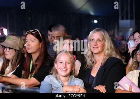 Jedburgh, Großbritannien. 30. August 2025. Newton Faulkner tritt am 30. August auf der Bühne des EdgeFest 2025 im LilliardsEdge bei Jedburgh auf 2025. EdgeFest 2025, Musikfestival. Ein wachsendes Musikfestival in den schottischen Grenzen, das jetzt im dritten Jahr in Lilliardsedge in der Nähe von Jedburgh stattfindet. Musik und Unterhaltung für die ganze Familie, unter dem großen Dach. Hauptbühnenbesetzung ( Credit: Rob Gray/Alamy Live News) Stockfoto