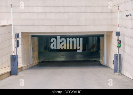 Almaty, Kasachstan - 15. Juli 2025: Eingang zu Tiefgarage mit offener Absperrung. Sichere Aufbewahrung des Fahrzeugs Stockfoto