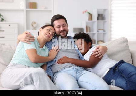 Annahme. Glückliche Eltern und ihr Sohn zu Hause Stockfoto