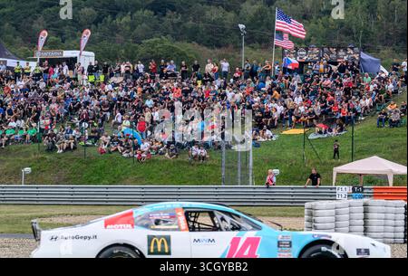 Most, Tschechische Republik. 30. August 2025. Das EuroNASCAR Pro-Rennen der NASCAR Euro Series fand am 30. August 2025 in der Tschechischen Republik statt. Zuschauer auf der Piste. Quelle: Ondrej Hajek/CTK Photo/Alamy Live News Stockfoto