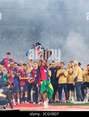 Barcelona, Spanien. Mai 2025. Die Spieler von Barcelona feiern die Titelweihe nach dem LaLiga EA Sports Spiel zwischen dem FC Barcelona und Villarre Stockfoto